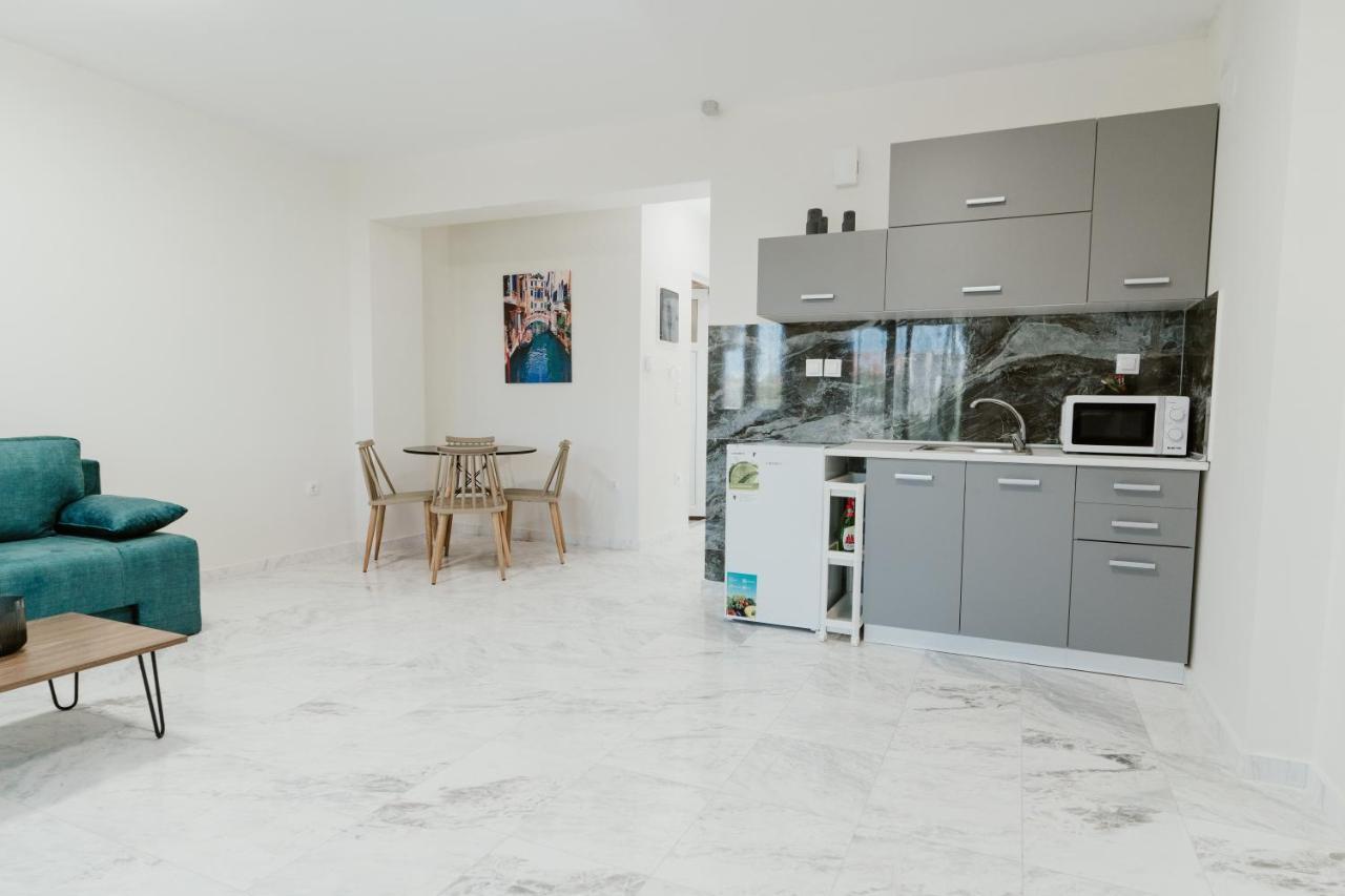 Blue And White Luxury Suites Nea Kallikrateia Luaran gambar