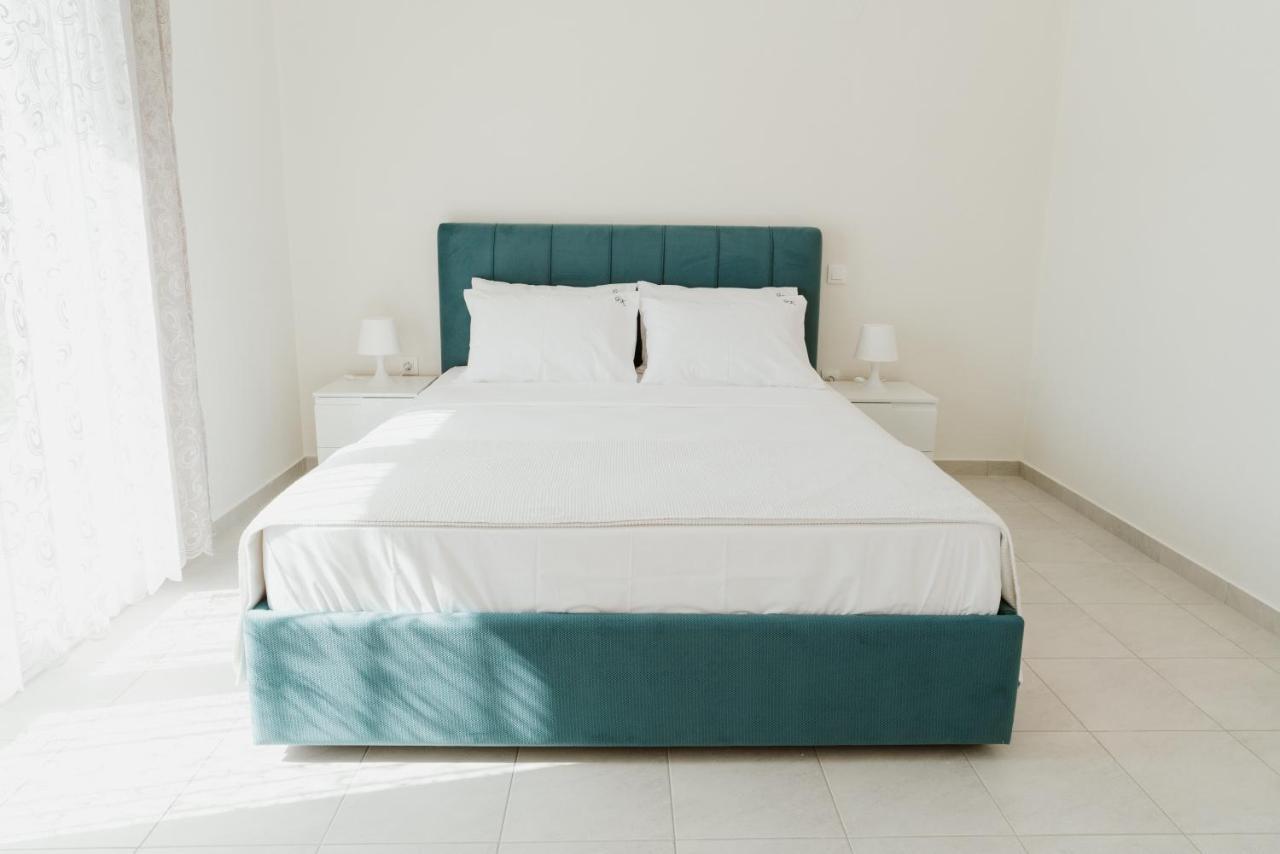 Blue And White Luxury Suites Nea Kallikrateia Luaran gambar