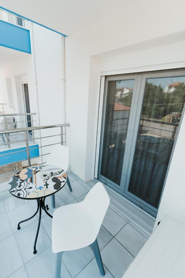 Blue And White Luxury Suites Nea Kallikrateia Luaran gambar