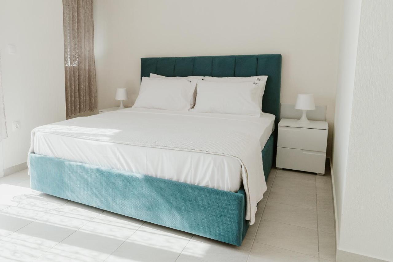 Blue And White Luxury Suites Nea Kallikrateia Luaran gambar