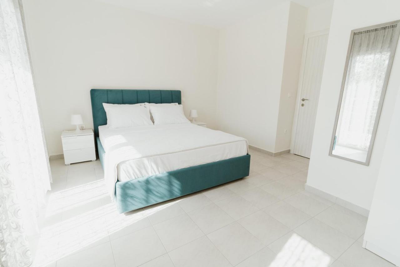 Blue And White Luxury Suites Nea Kallikrateia Luaran gambar