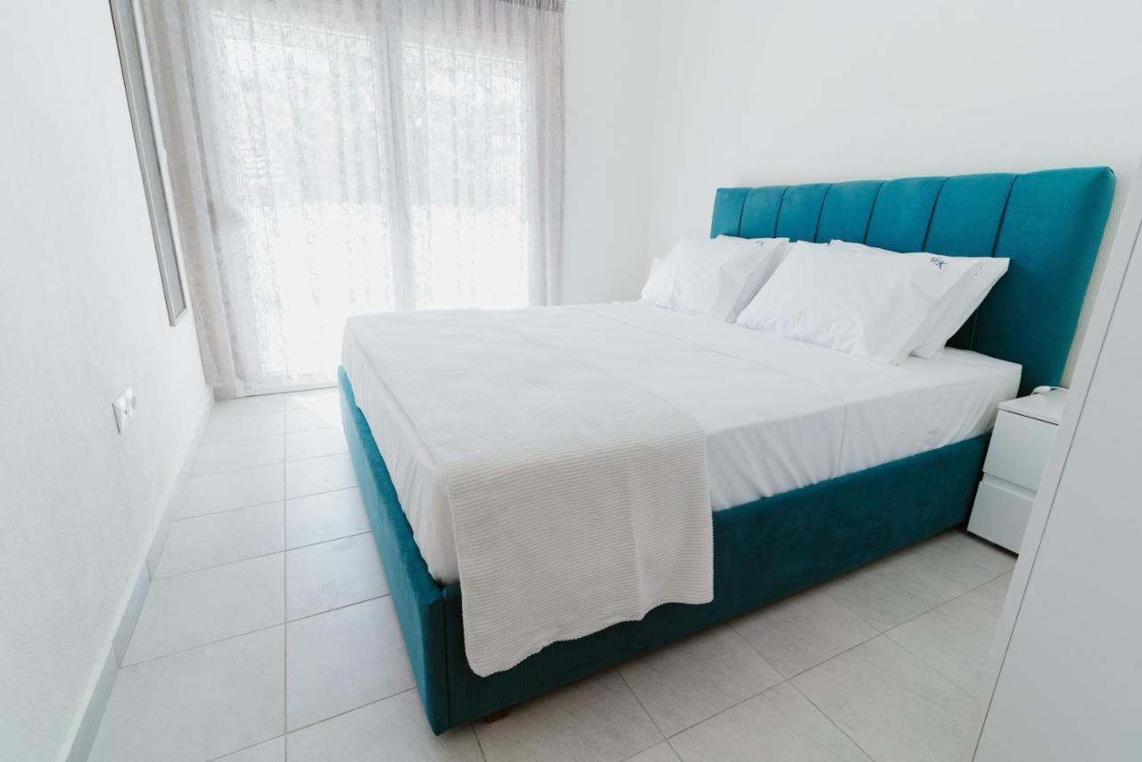 Blue And White Luxury Suites Nea Kallikrateia Luaran gambar