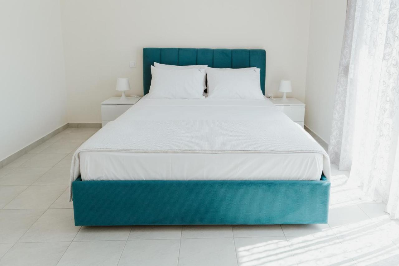 Blue And White Luxury Suites Nea Kallikrateia Luaran gambar